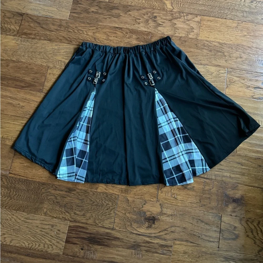 Black Pleated Style Buckle‎ Skirt - Picture 3 of 8